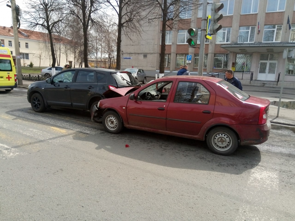 Два человека пострадали в результате столкновения двух автомобилей в Ярославле