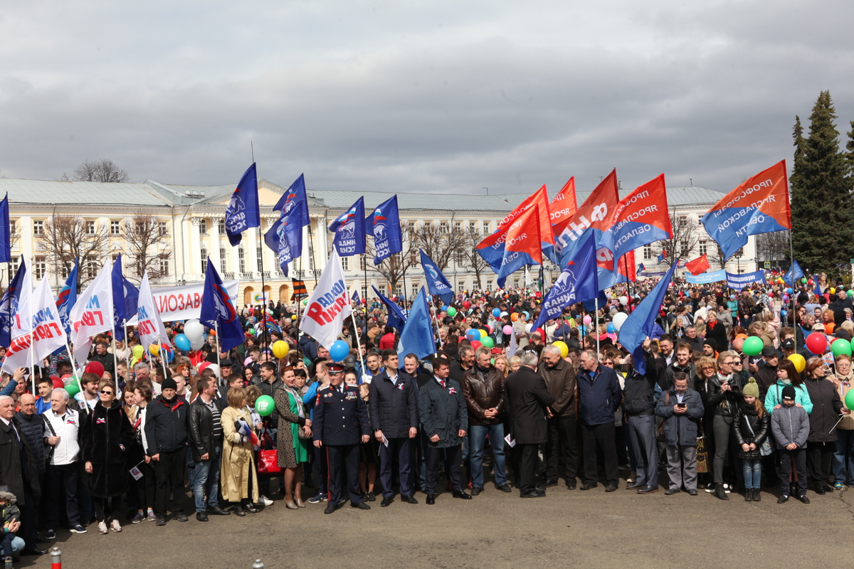 Пять тысяч человек приняли участие в праздничном шествии в Ярославле: фото
