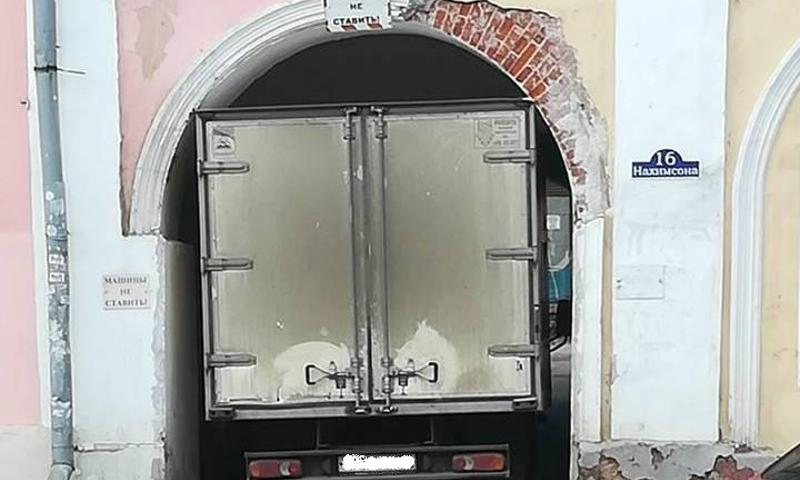 В Ярославле арестовали водителя грузовика, застрявшего в арке в центре города
