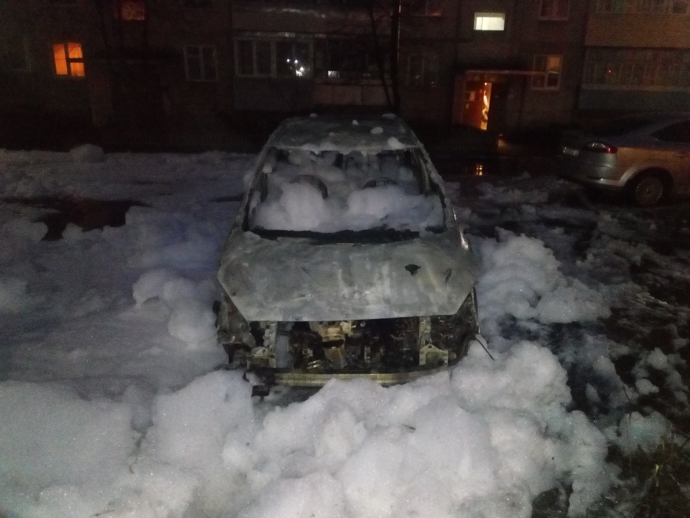 В Ярославской области ночью сгорела иномарка