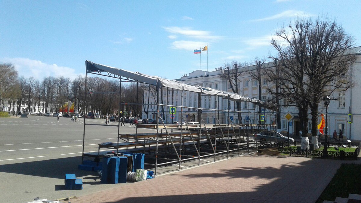 На главной площади Ярославля начали устанавливать сцену в преддверии 9 Мая