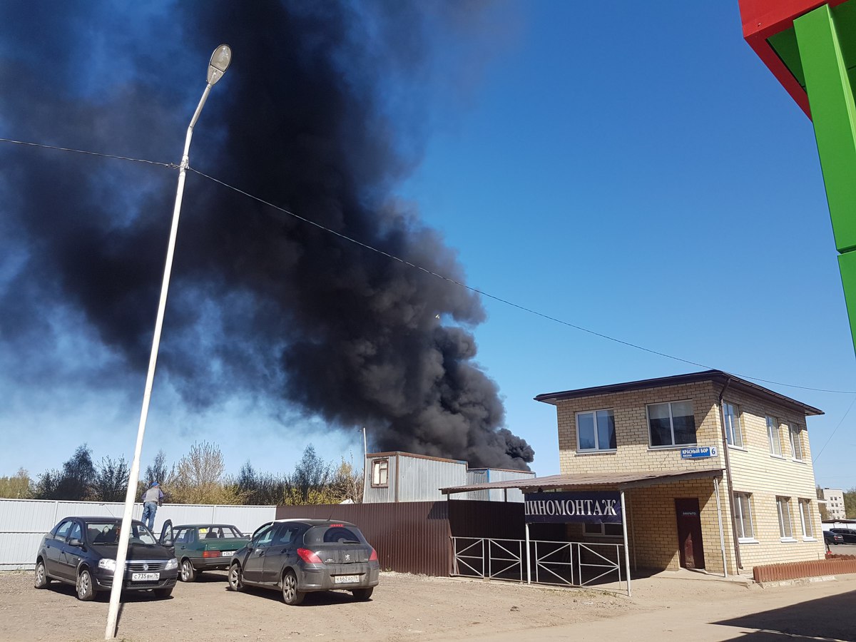 Столб черного дыма над Заволжским районом напугал ярославцев