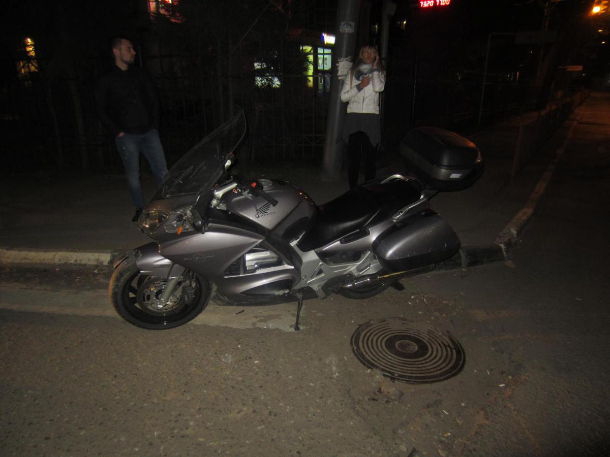 В центре Ярославля иномарка столкнулась с мотоциклом: пострадал мужчина