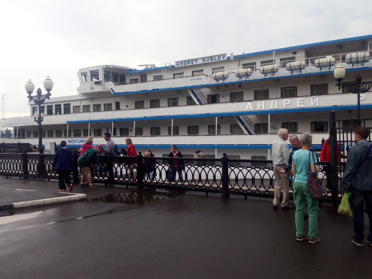 В Ярославле туристы перелезали через забор, чтобы попасть на теплоход