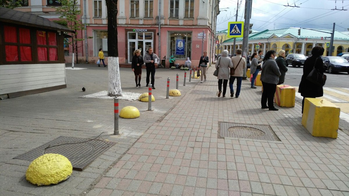 Улицу Кирова в Ярославле огородили столбиками
