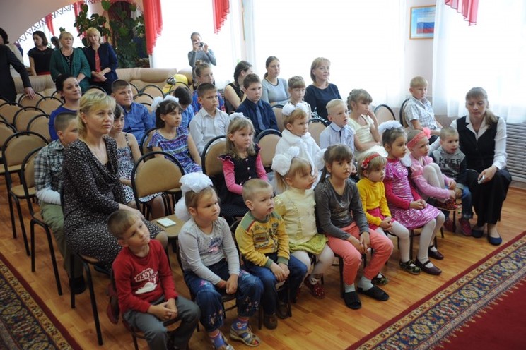 В день защиты детей Дмитрий Миронов посетил социально-реабилитационный центр «Искорка»