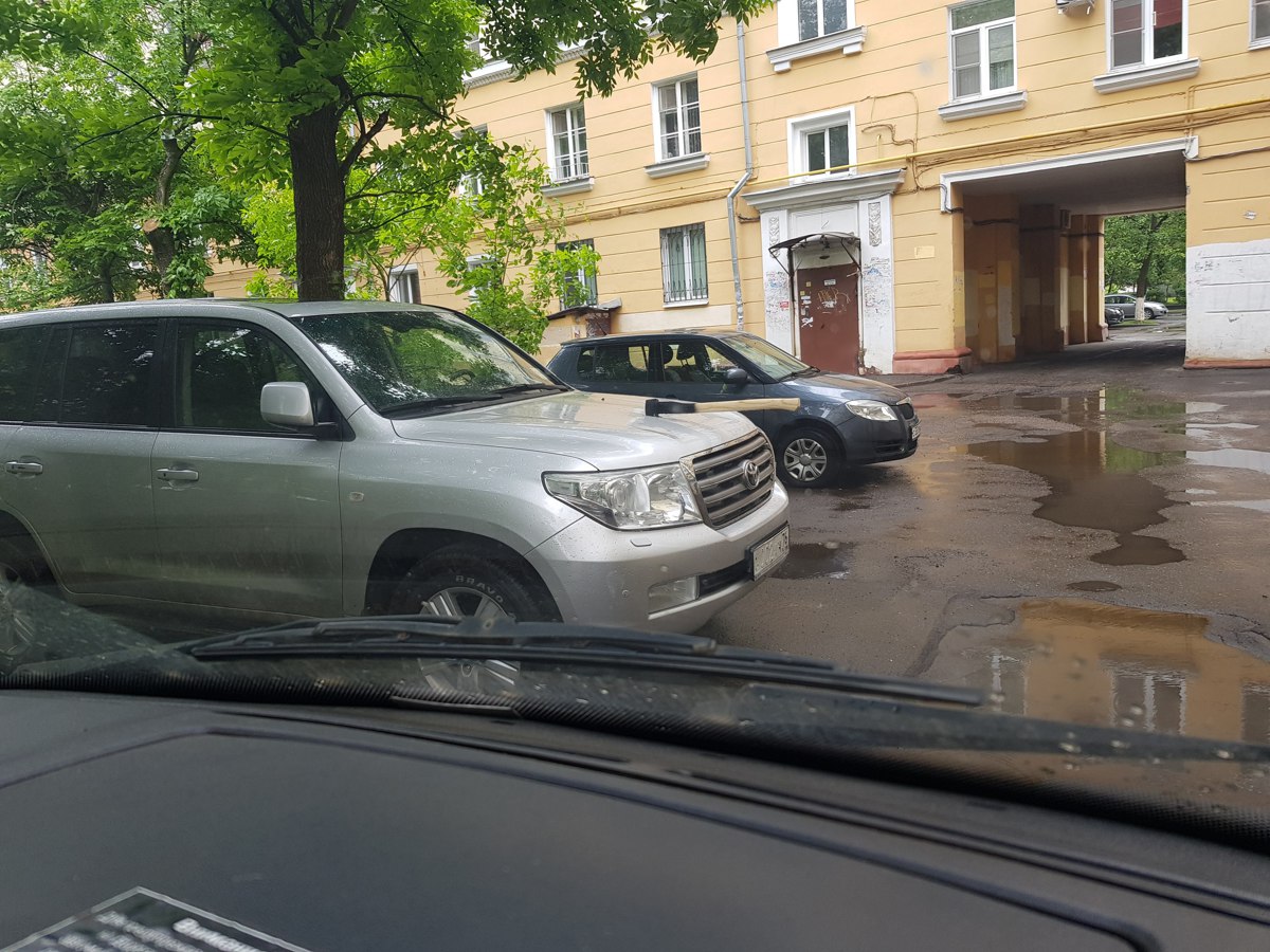 В центре Ярославля «Тойоту» продырявили топором: фото