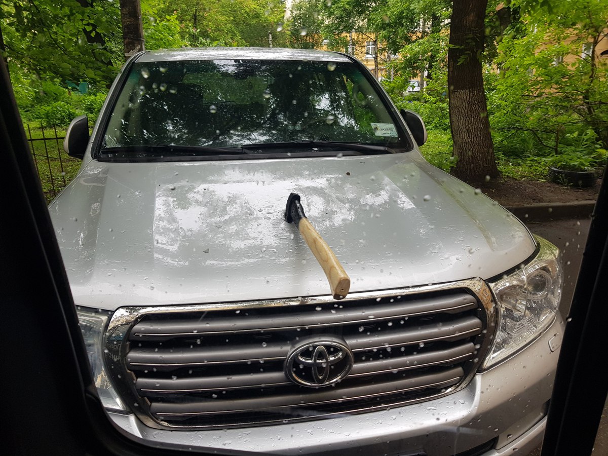 В центре Ярославля «Тойоту» продырявили топором: фото