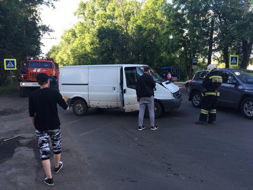 Водитель ярославля в ярославле. ДТП Тутаевское шоссе Ярославль. Авария на ул Колесовой. Авария на Колесовой Ярославль. ДТП В Ярославле вчера в Брагино.