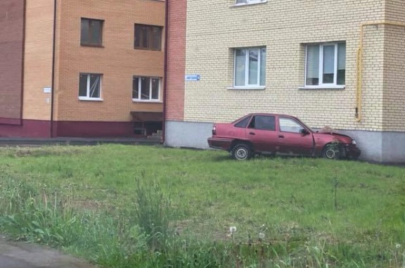 В Ярославле иномарка врезалась в стену дома