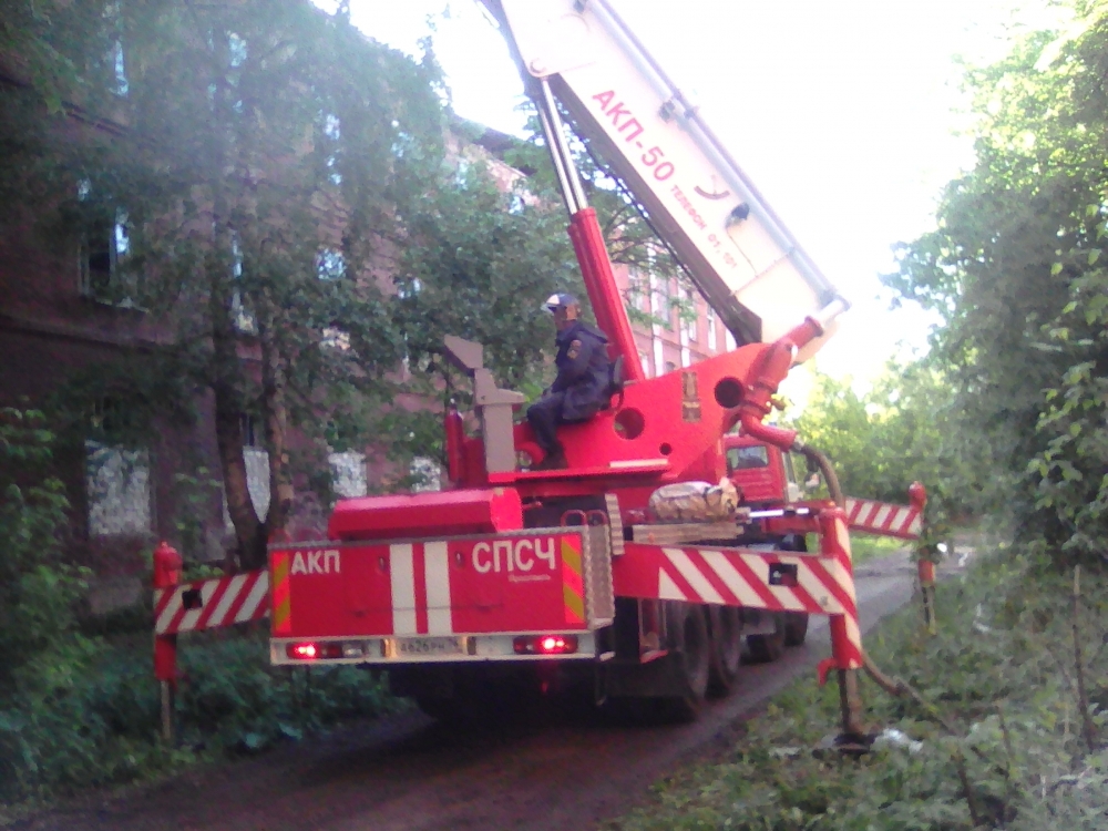 Горящее здание Большой мануфактуры в Ярославле тушили восемь часов