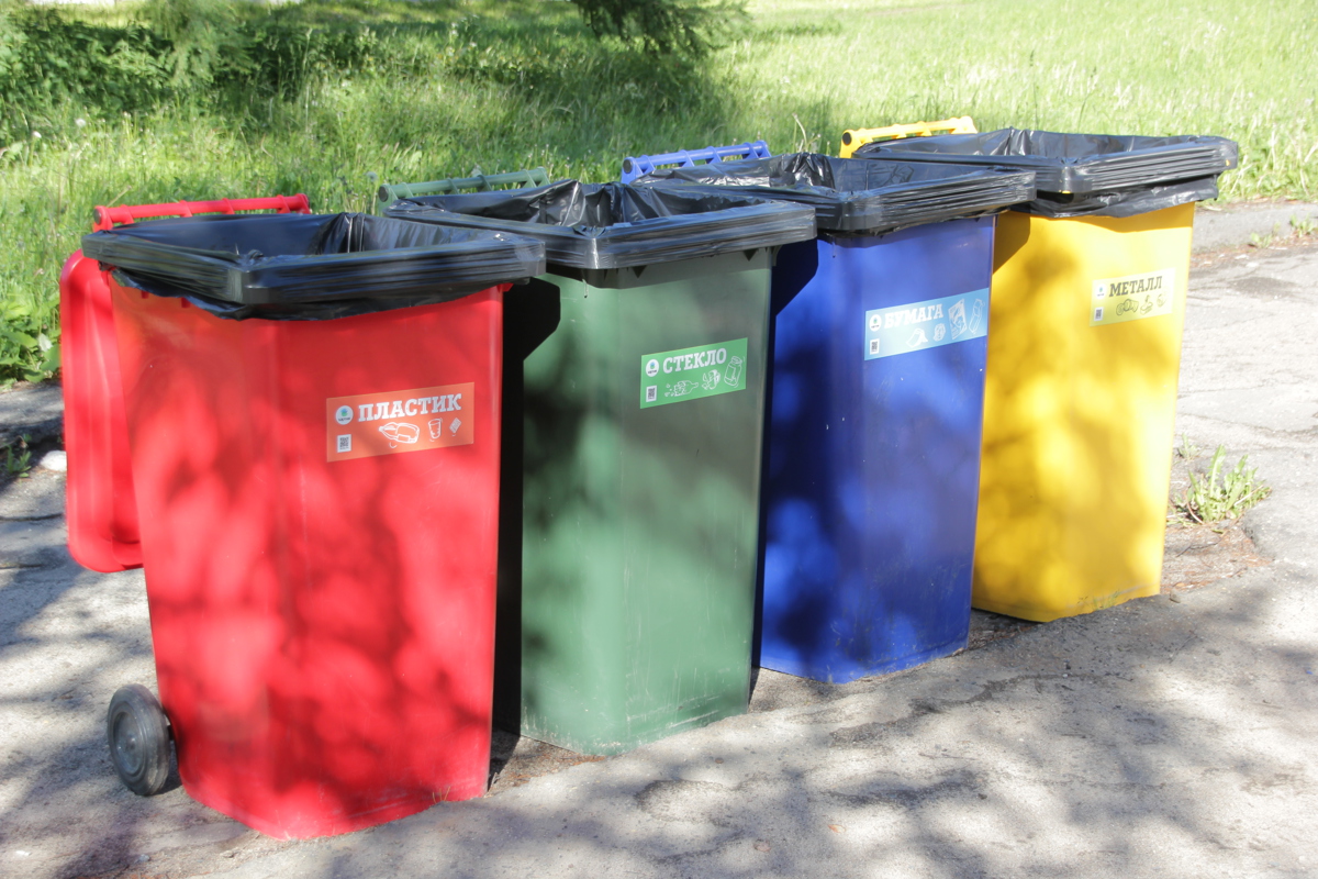 Сбор отходов москва. Разноцветные мусорные контейнеры. Раздельный сбор отходов.