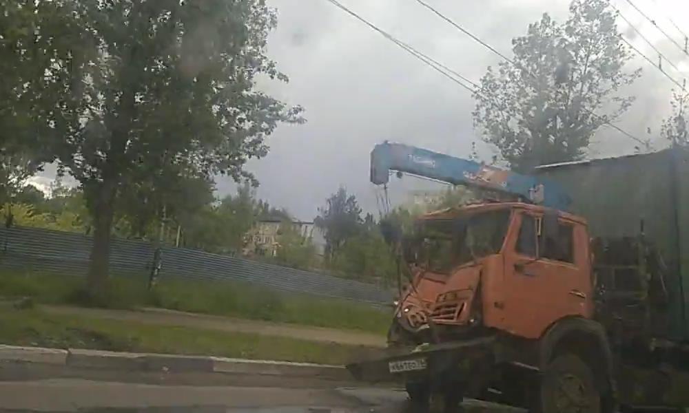 В Ярославле грузовик врезался в автобус: есть пострадавшие