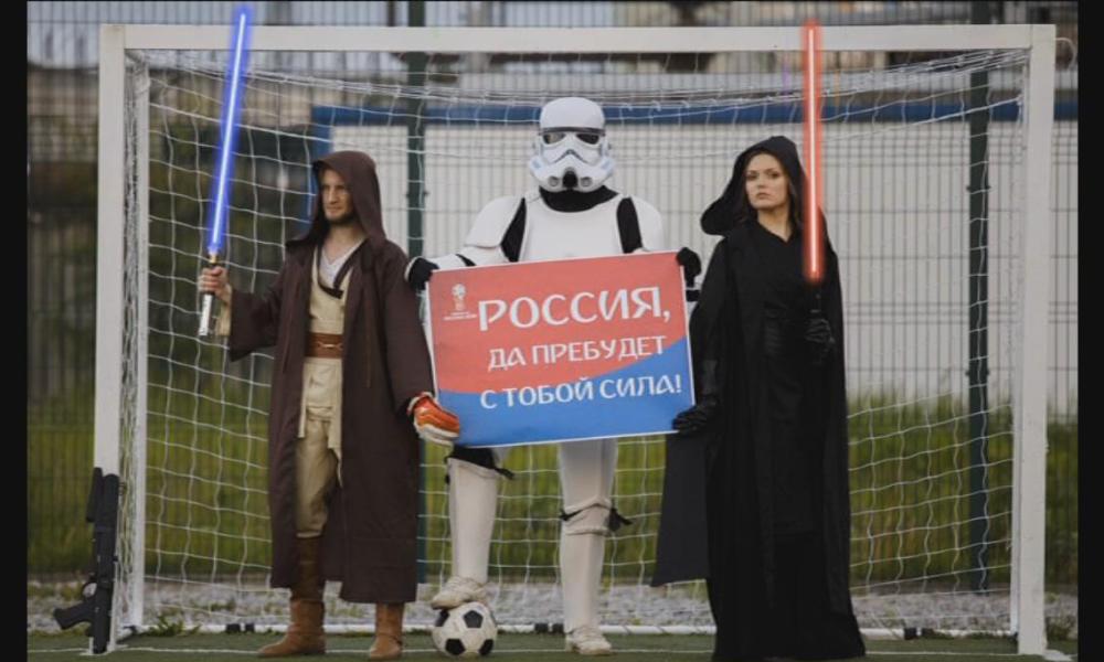 «Да пребудет с тобой сила»: в Рыбинске сотни человек провели флешмоб в поддержку сборной России
