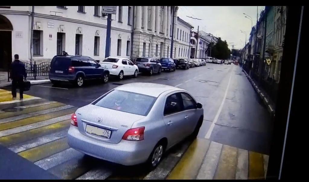 В центре Ярославля автобус протаранил иномарку: видео