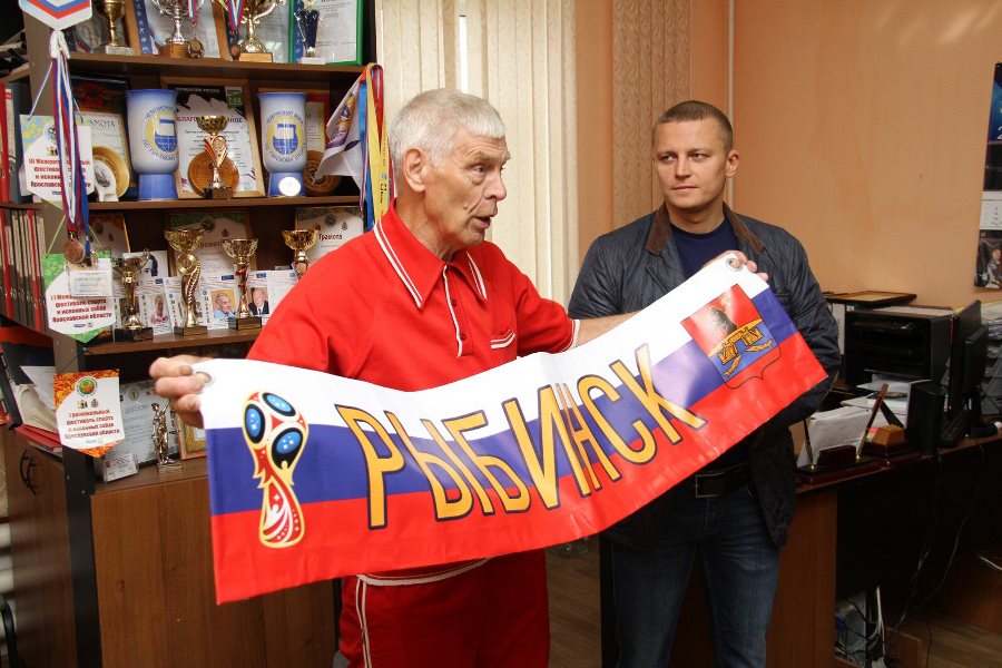 Пенсионер из Рыбинска поехал на чемпионат мира по футболу с баннером родного города