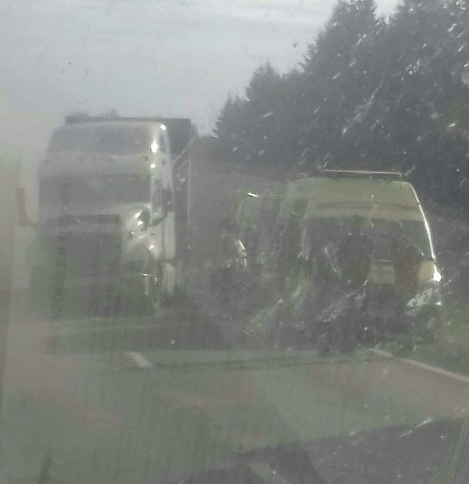 Тройное ДТП с фурой и микроавтобусом в Ярославской области: один человек погиб, четверо ранены