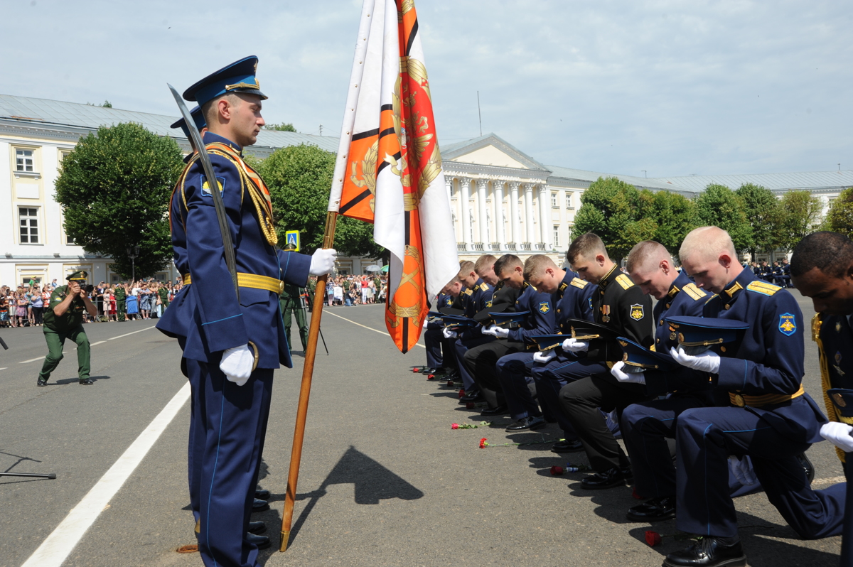В центре Ярославля чествовали выпускников высшего военного училища ПВО: фоторепортаж