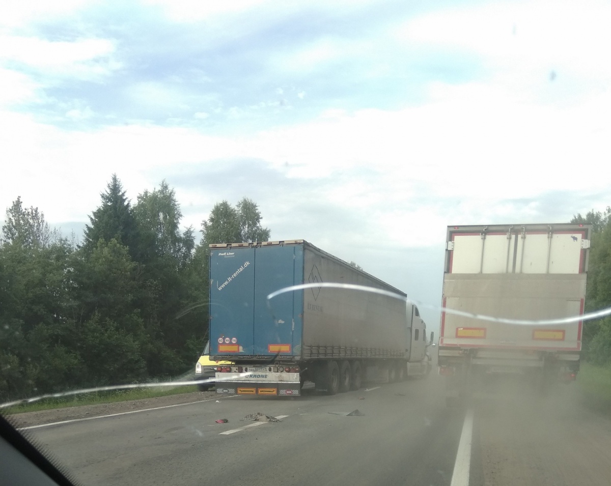 В Ярославской области легковушка влетела в грузовик: есть пострадавшие