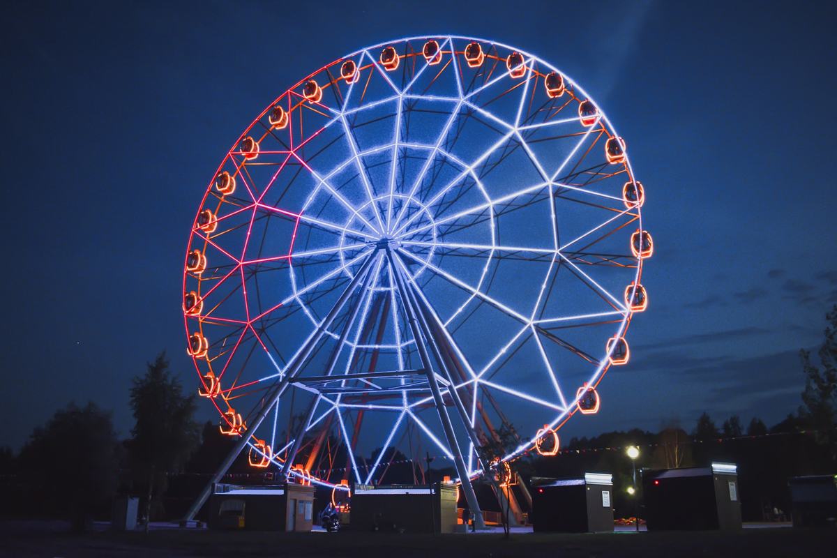 В Ярославле презентовали варианты подсветки колеса обозрения: фото