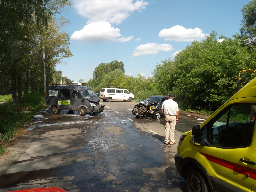 В Ярославле в крупном ДТП пострадали четыре человека