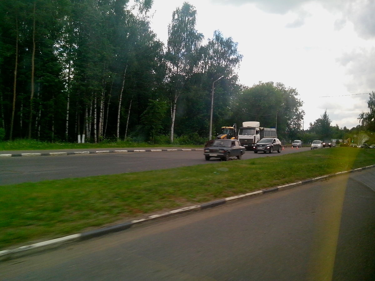 На проспекте Авиаторов в Ярославле начали снимать бордюрный камень