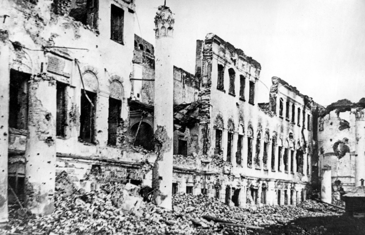 Бомбежки, руины и горы трупов: архивные фото и видео в день столетия с начала ярославского мятежа