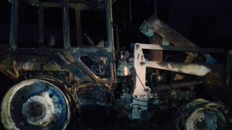В Ярославской области ночью сгорел трактор