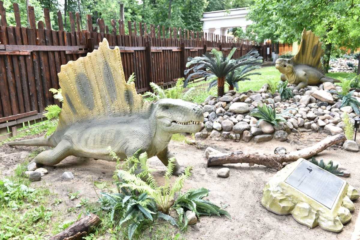 Парк динозавров ярославль. Парк динозавров в Ярославле на проспекте Ленина. Парк динозавров динозавров Ярославле. Музей динозавров в Ярославле.