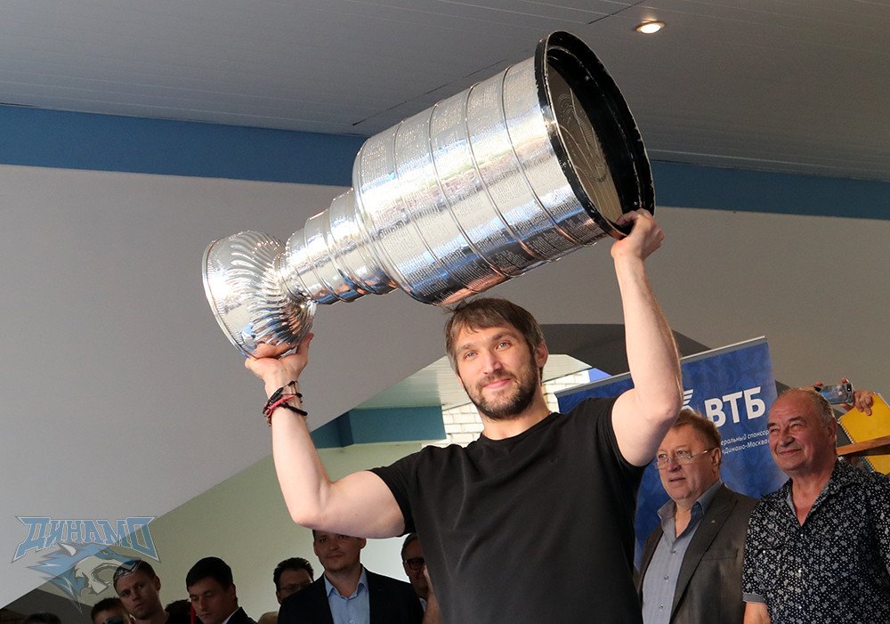 Воспитанники ярославских детских домов смогли увидеть главный трофей НХЛ – Кубок Стенли