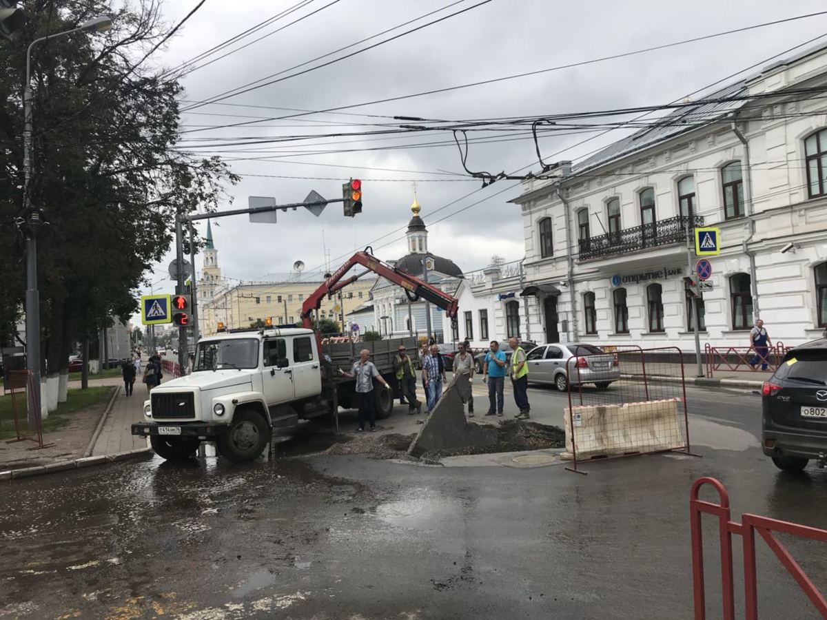 На улице Свободы в Ярославле провалился асфальт: видео