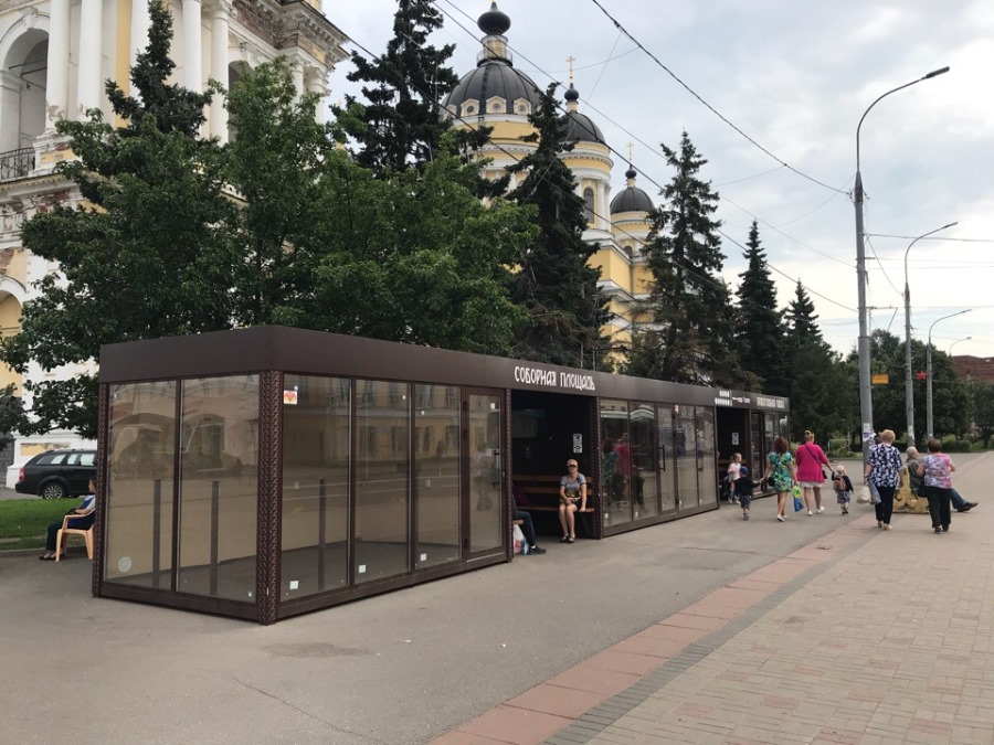 Вандалы раскурочили новый остановочный павильон в Рыбинске