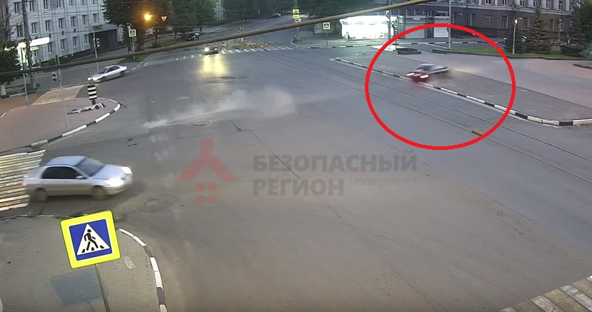В Ярославле иномарка едва не протаранила памятник Ленину: видео