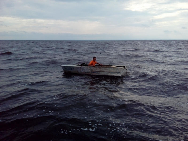 В Рыбинском водохранилище после пяти часов поисков спасли мужчину на лодке, потерявшего весла