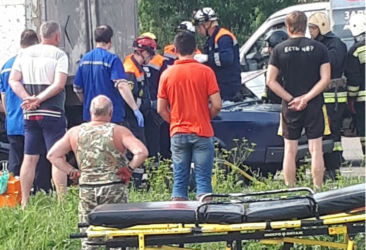 В Ярославле легковушка влетела под фуру: пострадал человек