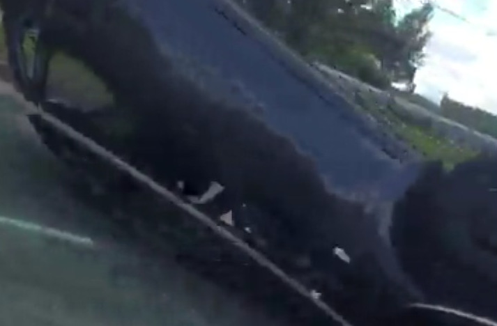 В Ярославле в ДТП автомобиль ВАЗ перевернулся на крышу: видео