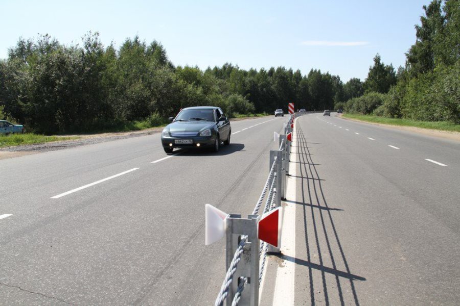 На окружной дороге Рыбинска устанавливают тросовое ограждение