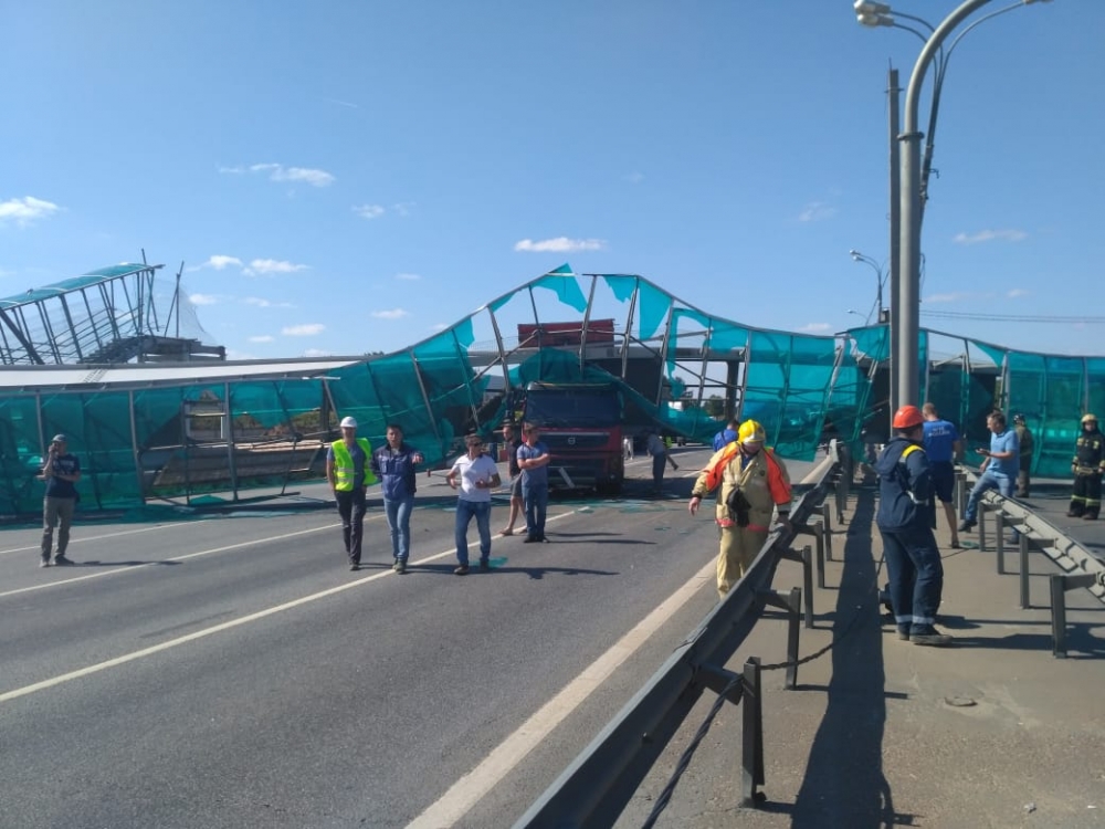 Грузовик снес пешеходный мост: блокировано движение на трассе Москва – Ярославль