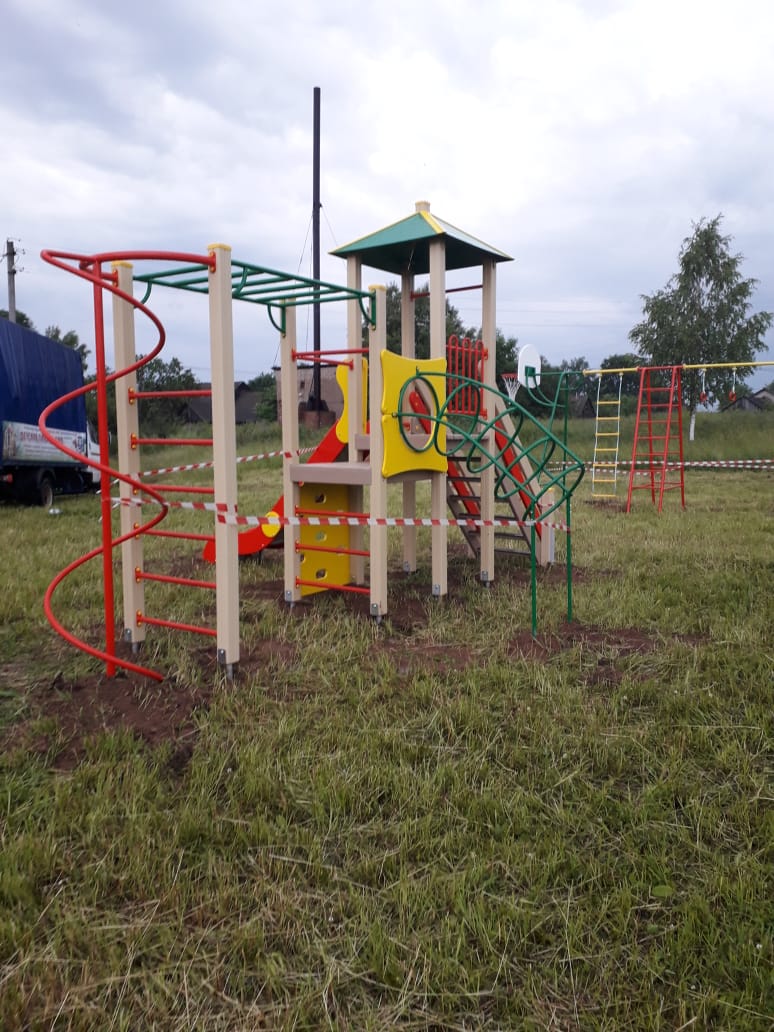 В Тутаевском районе за счет средств гранта установили новые детские площадки