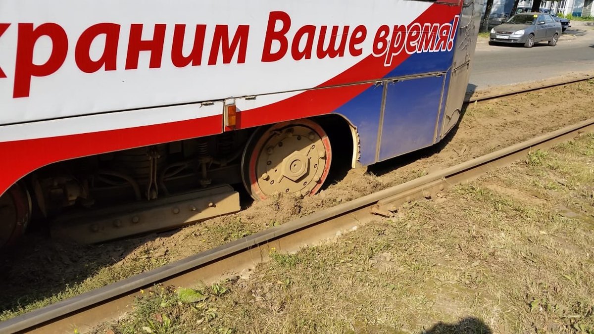 В Ярославле с рельсов сошел трамвай: движение общественного транспорта парализовано