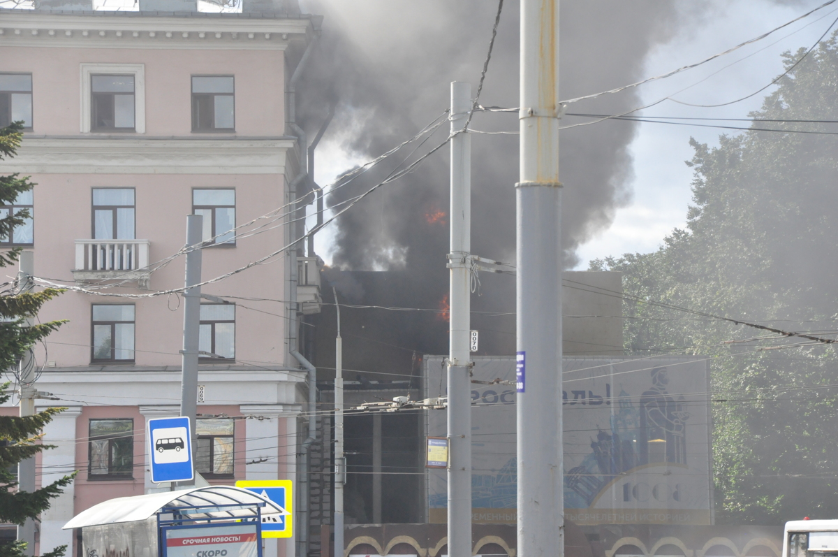 На площади Волкова загорелся недострой у бывшей гостиницы «Ярославль»: видео