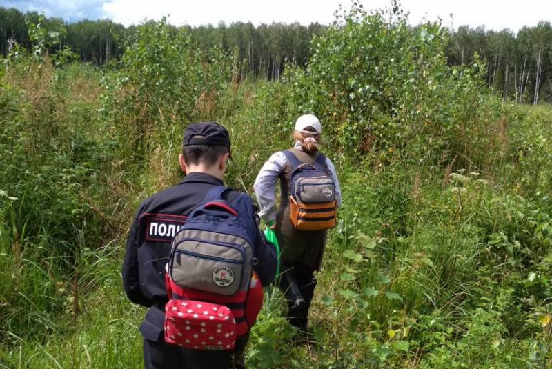 В Ярославской области полицейские нашли в лесу тайник с рюкзаком и 12 тысячами рублей