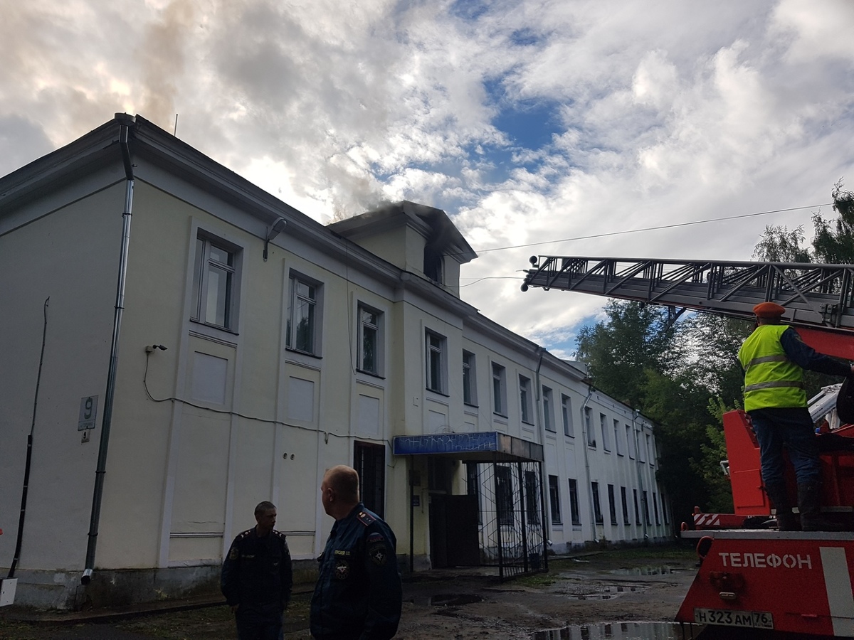 В Рыбинске горит здание полиции