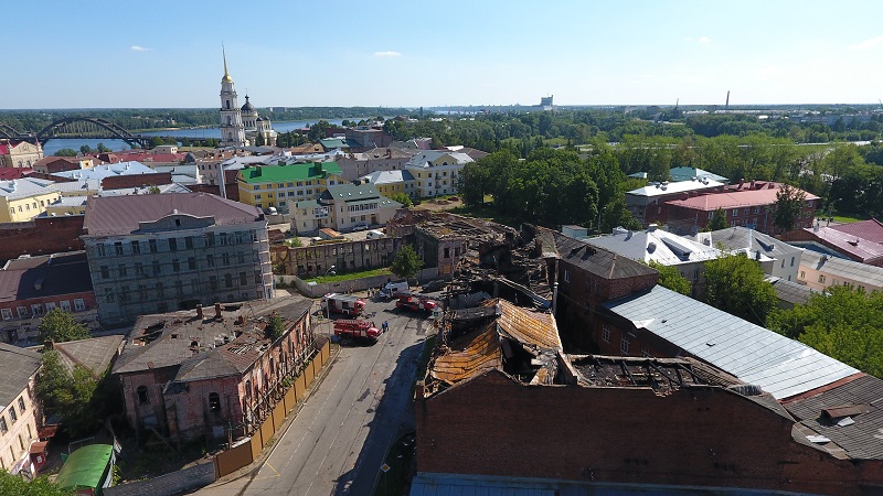Один и тот же дом в центре Рыбинска горит третий раз за две недели