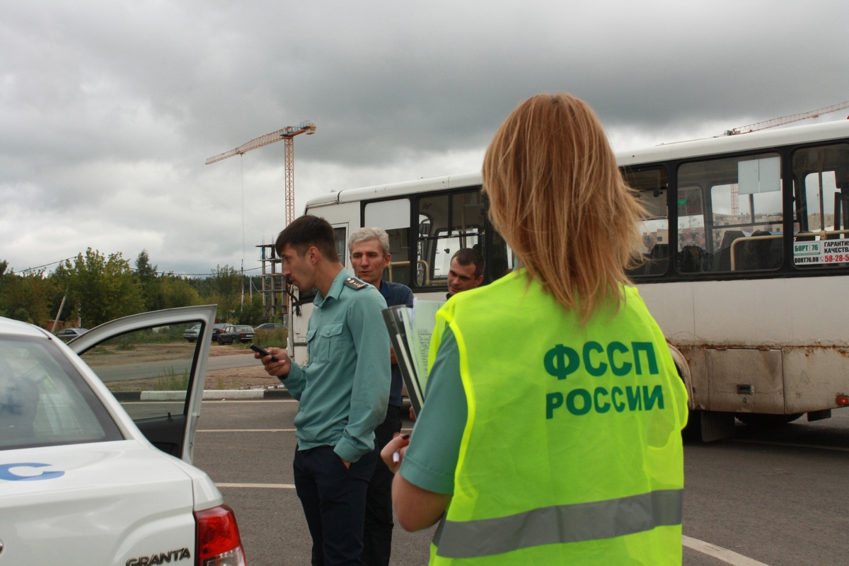 В Ярославле у водителя маршрутки за долги арестовали автобус