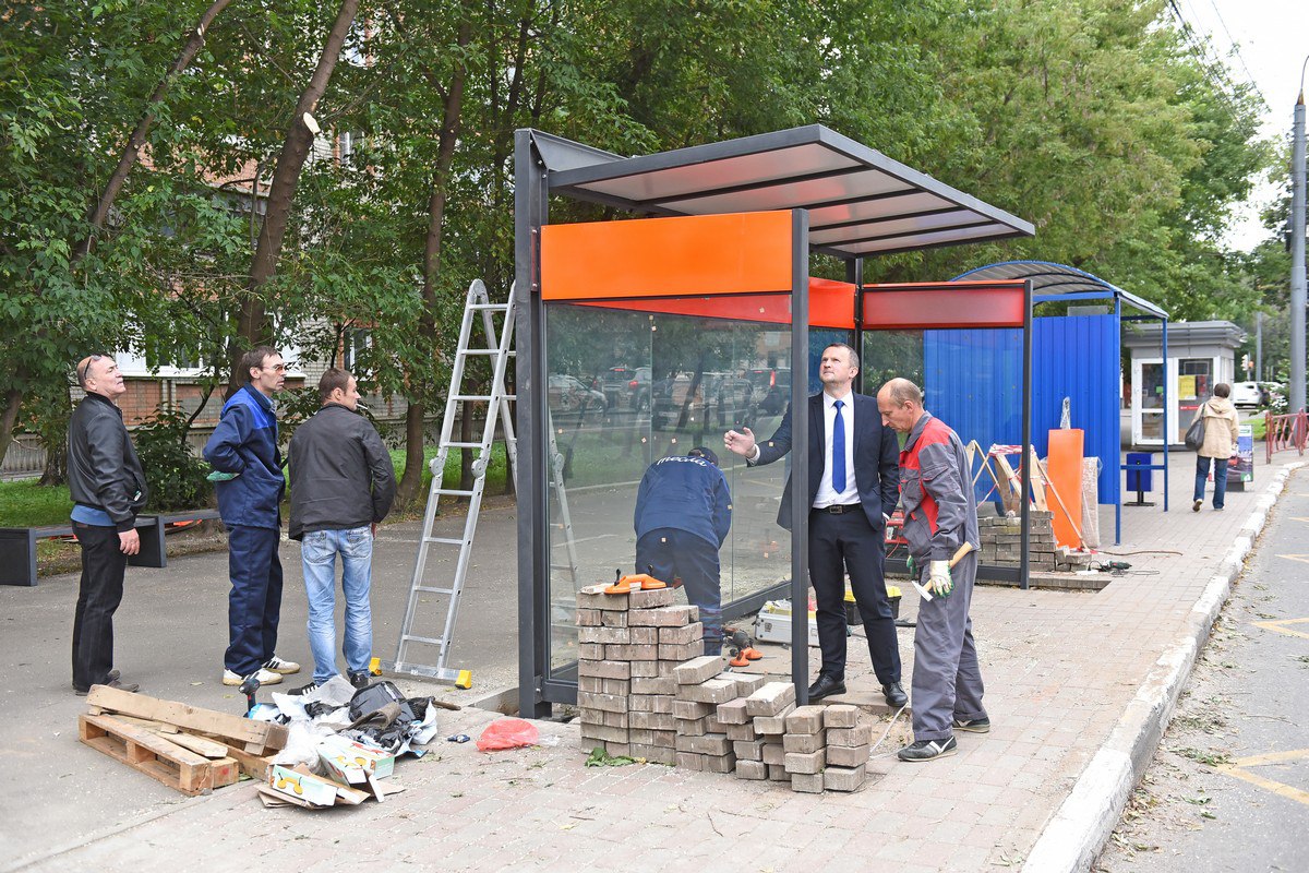 Установка в ярославле. Остановочный комплекс Ярославль. Монтаж остановки. Автобусная остановка Ярославль. Остановки оргстекло.