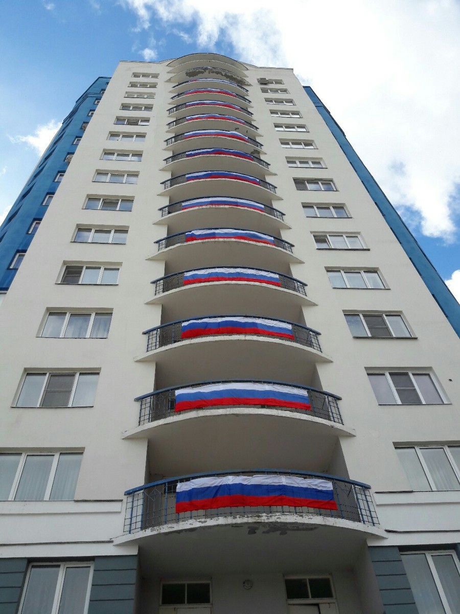 Ярославцы повесили на каждом этаже высотки на Московском гигантские флаги России: фото