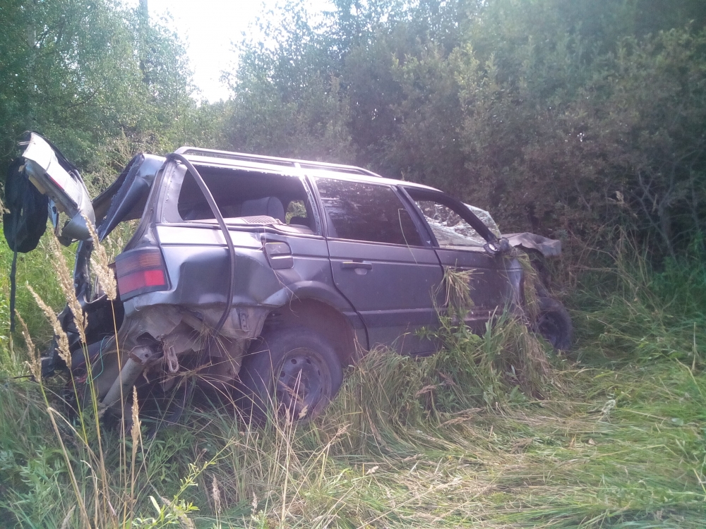 В Ярославской области в кювет опрокинулась иномарка: пострадал водитель
