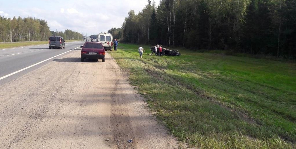 В Ярославской области иномарка перевернулась в кювет: пострадал водитель