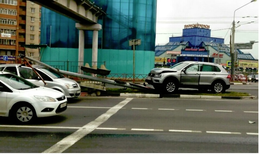 Появилось видео, как внедорожник снес светофор на Московском проспекте